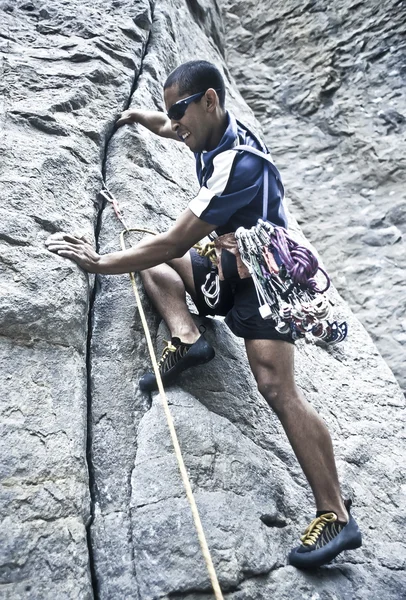 Escalador de rocas aferrado a un acantilado . —  Fotos de Stock