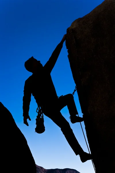 Bir uçurum için sıkı bir dağcı. — Stok fotoğraf