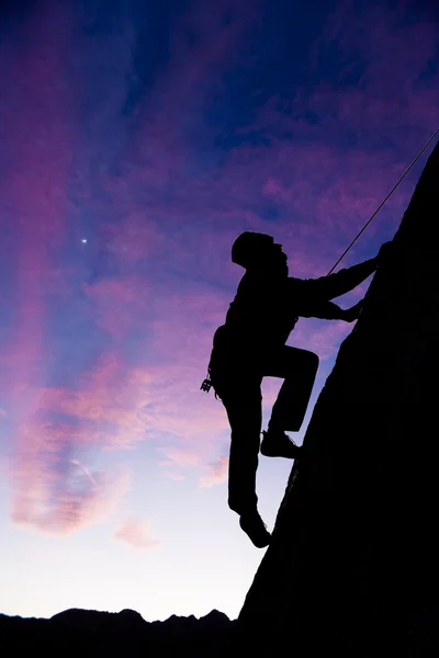 Bergsklättrare klänger i ett överhäng. — Stockfoto