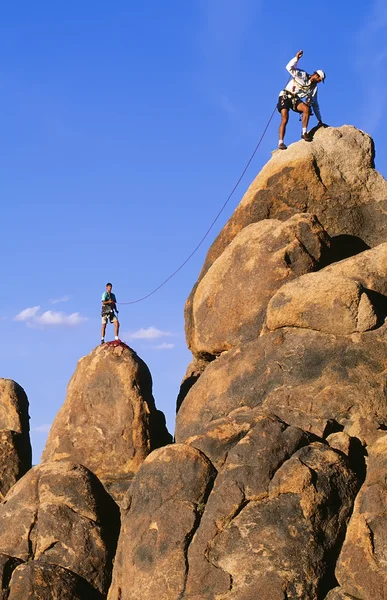 Wspinaczka skałkowa zespół osiągając szczyt. — Zdjęcie stockowe