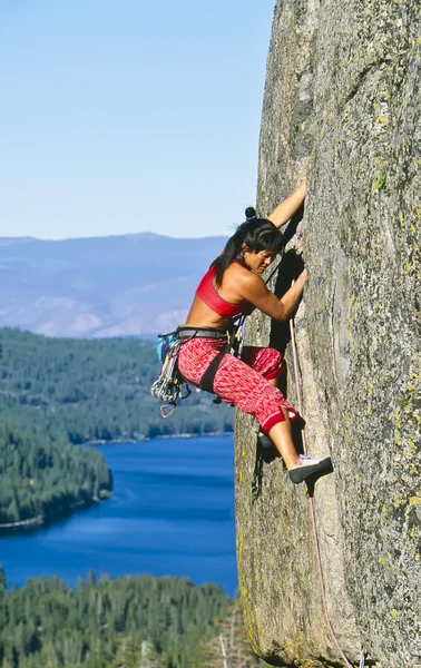 Скелястий альпініст чіпляється до скелі . — стокове фото