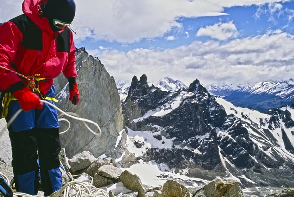 Montañista en la cumbre . — Foto de Stock