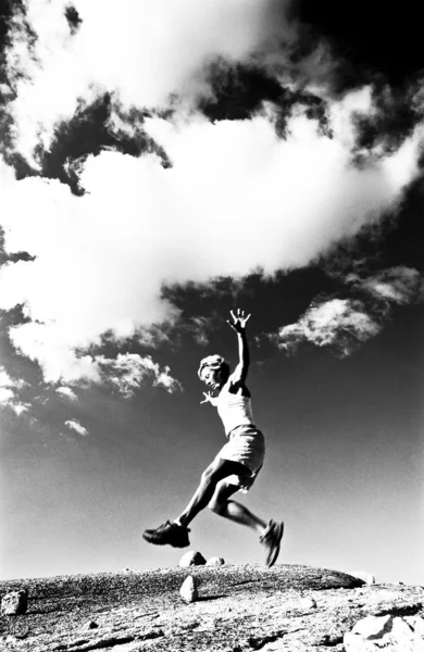 Corredor pulando sobre uma pedra . — Fotografia de Stock