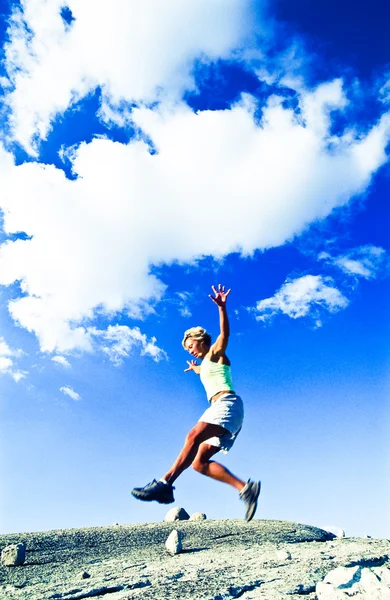 Runner jumping over a boulder. — Stock Photo, Image
