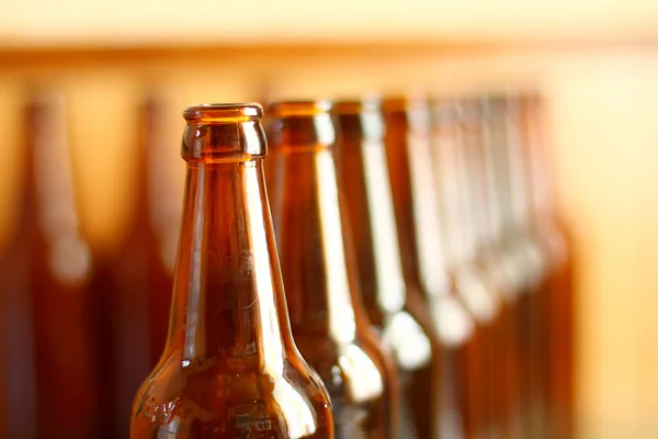 Пустые бутылки пива — стоковое фото