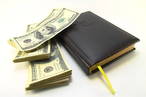 Dólares e cadernos — Fotografia de Stock