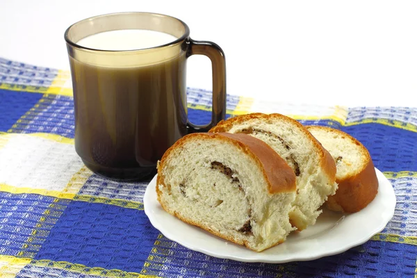 Pan y taza con leche sobre la mesa —  Fotos de Stock