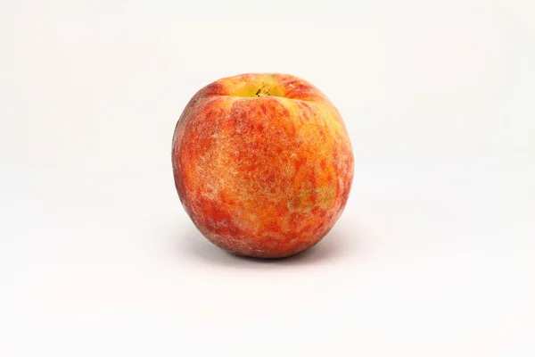 Pfirsich isoliert auf weißem Hintergrund — Stockfoto