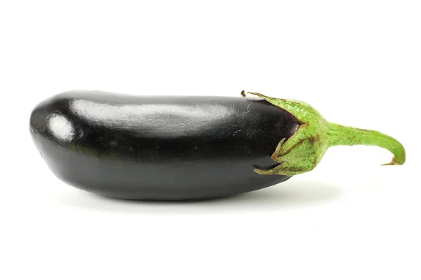 Een aubergine geïsoleerd op witte achtergrond — Stockfoto