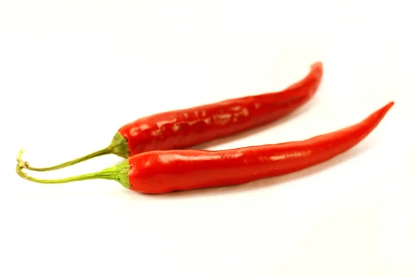 Rode chili pepers geïsoleerd op witte achtergrond — Stockfoto