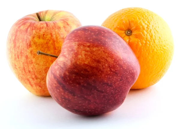 Dvě jablka a pomeranče — Stock fotografie