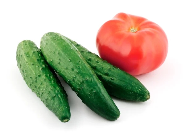 Drie komkommers en tomaten — Stockfoto
