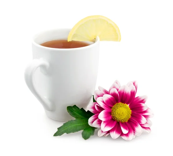 Горячий чай с лимоном и цветами — стоковое фото