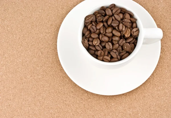 Kahve fincanı kahve çekirdekleri ile dolu — Stockfoto