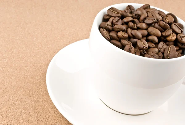 Nauwe koffiekopje gevuld met koffie bonen — Stockfoto