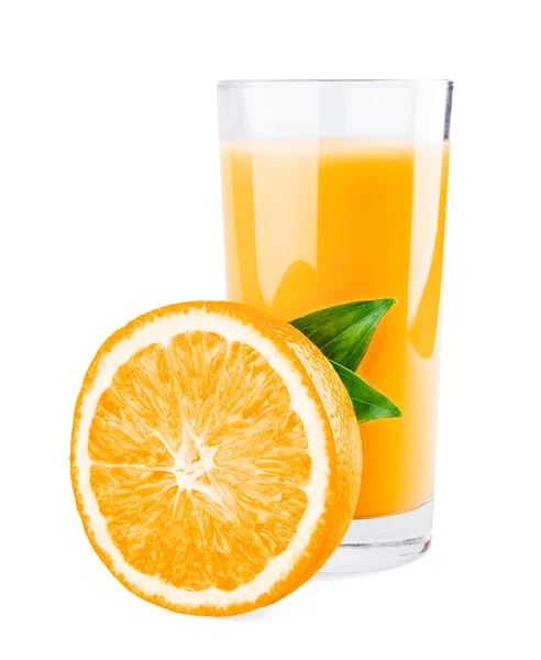 Стакан апельсинового сока и апельсиновый пол с листьями — стоковое фото