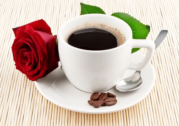 Kopje koffie en rode roos — Stockfoto