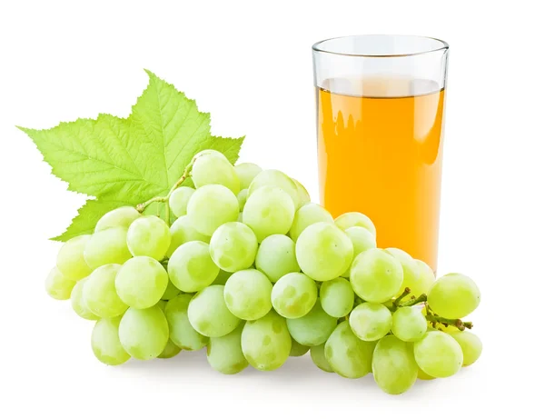 Сочный виноград с листом и полным стаканом сока — стоковое фото