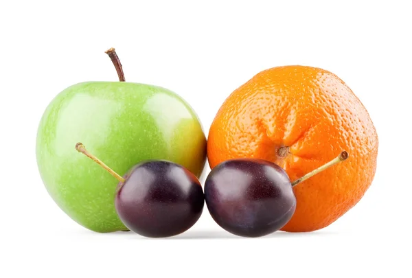 Jablko, pomeranč a dvě švestky — Stock fotografie