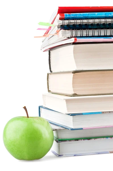 Σχολικά βιβλία και τετράδια δίπλα από το πράσινο μήλο — Φωτογραφία Αρχείου