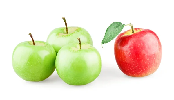 Skupina tří zelených jablek a jediné červené jablko s listy — Stock fotografie