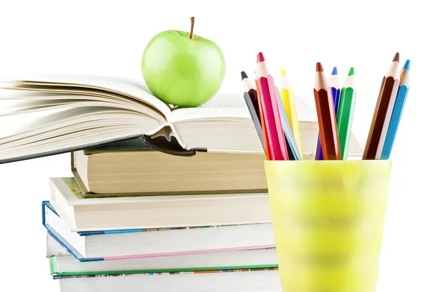 Učebnice s apple na detail horní a barevné tužky — Stock fotografie