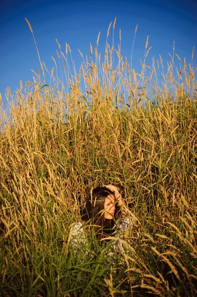 Hippie chica en la hierba . — Foto de Stock