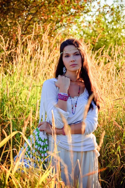 Hippie meisje in het gras. — Stockfoto