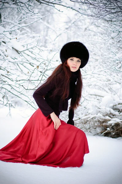 Frau geht auf Schnee — Stockfoto