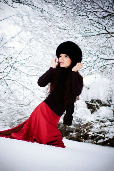 Kvinne går på snø – stockfoto