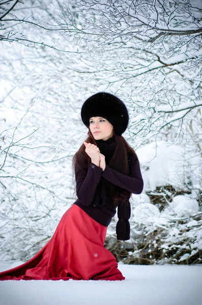Frau geht auf Schnee — Stockfoto