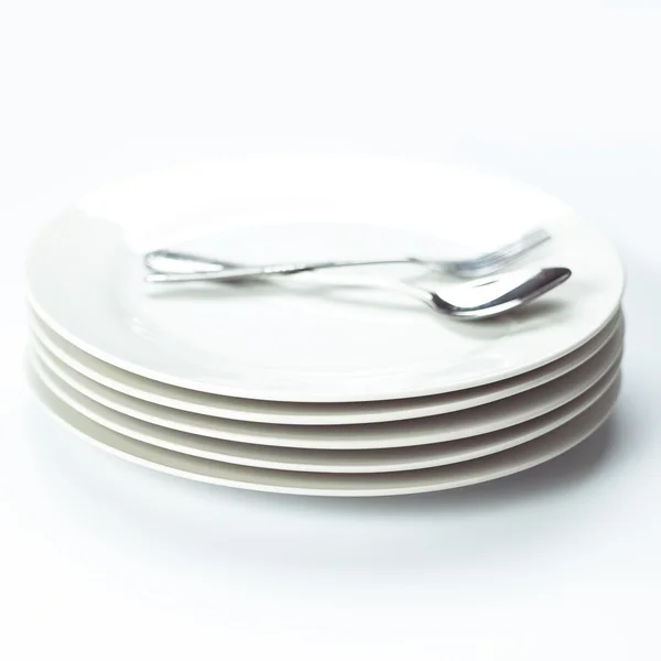Стопка белых столовых тарелок — стоковое фото