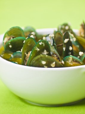 Green musssels in garlic sauce clipart