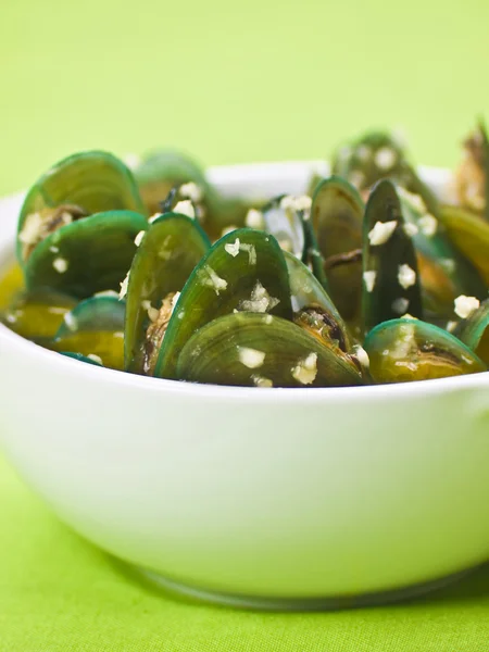 Groene musssels in knoflooksaus — Stockfoto