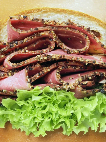 Mięsa wołowego pastrami kanapka — Zdjęcie stockowe