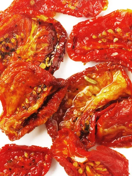 Teller mit sonnengetrockneten Tomaten — Stockfoto
