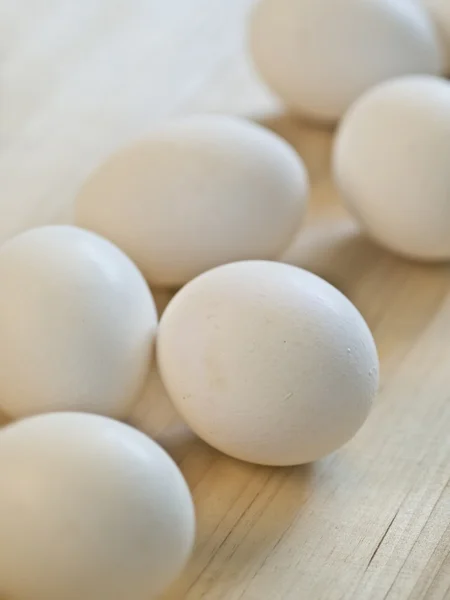 Filas de huevos de gallina blanca crudos —  Fotos de Stock