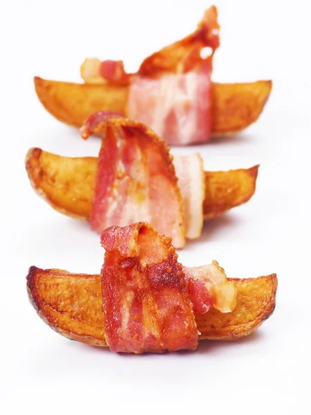 Bacon embrulhado batatas assadas — Fotografia de Stock