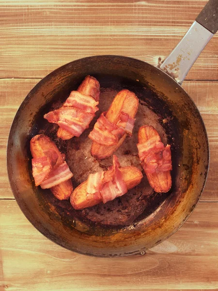 Pommes de terre rôties enveloppées de bacon — Photo