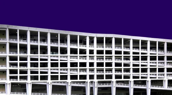 Edifício de parque de estacionamento torto de vários andares — Fotografia de Stock