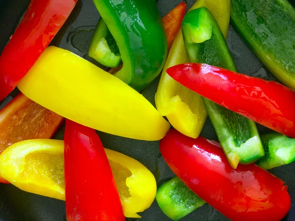 Sliced bell peppers in frying pan — Stock Photo, Image