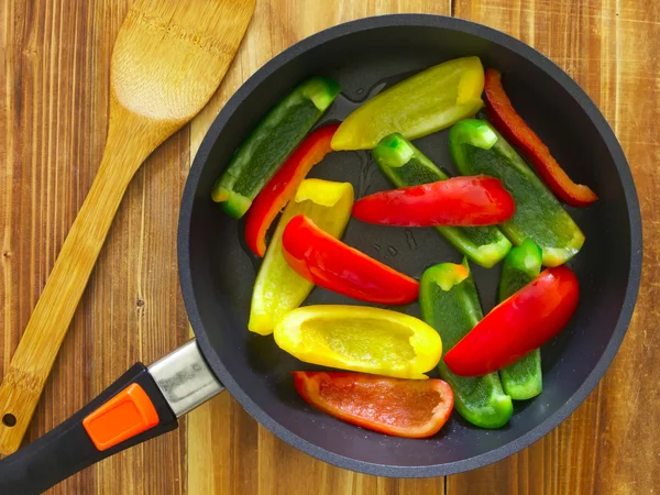 Nakrájené papriky v pánvi — Stock fotografie