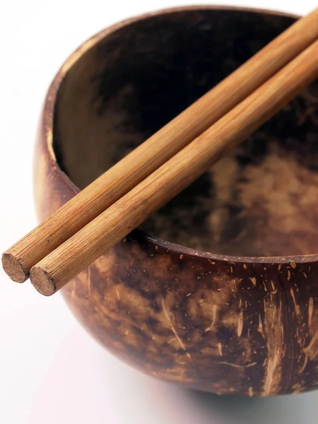Mangkuk kelapa dengan sumpit — Stok Foto