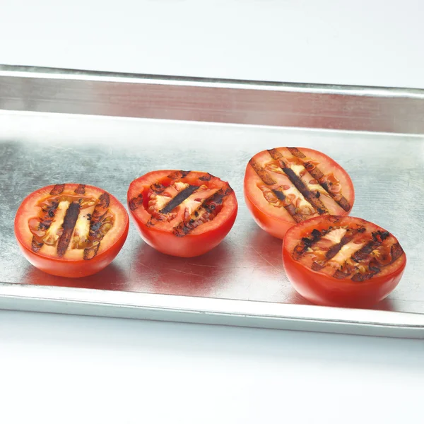 Bricka med grillade tomater — Stockfoto