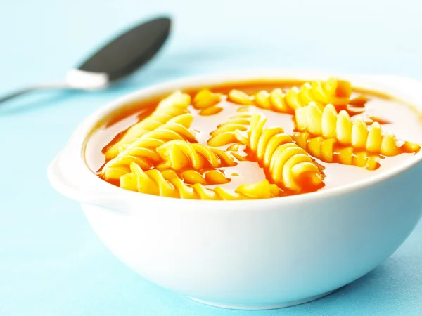 Томатный суп с макаронами из фузилли — стоковое фото