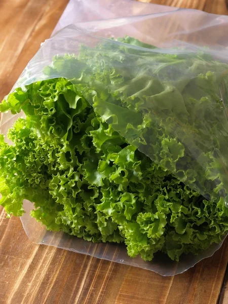 Salat in Plastiktüte — Stockfoto