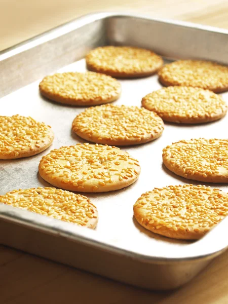 Bandeja de biscoitos de gergelim — Fotografia de Stock