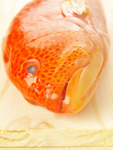 Peixe em tábua de cortar — Fotografia de Stock