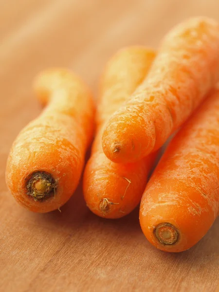 Дитяча морква на кухонному столі — стокове фото