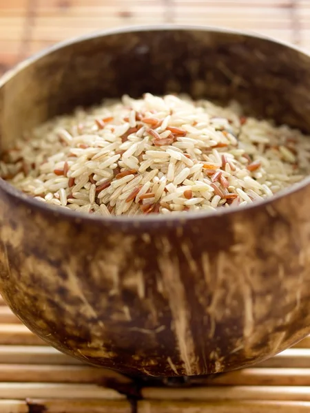 Tigela de arroz cru upolido — Fotografia de Stock